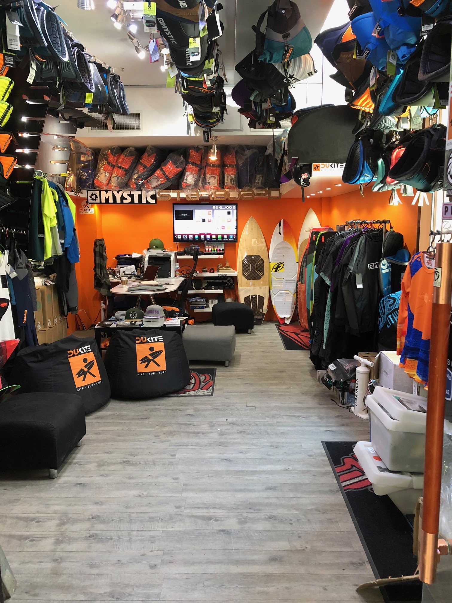 DUKITE -Kitesurf-paddle-wing foil destination store kitesurfing shop in Persian Gulf — photo 2