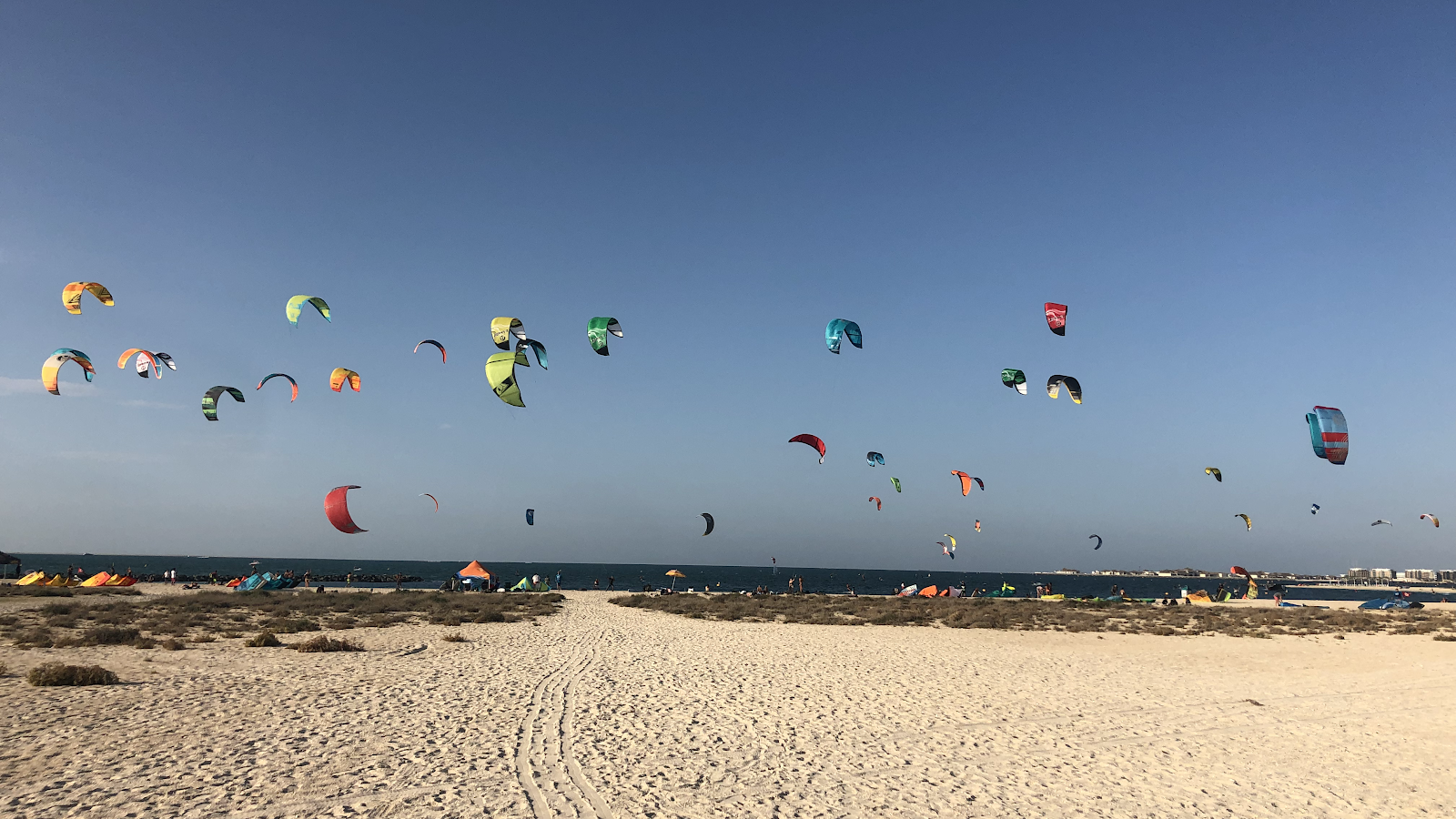 Dubai Kitesurfing Club kitesurfing school in persian gulf