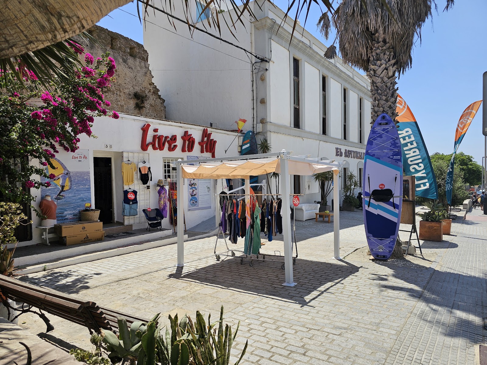 Live to Fly Kitesurf Tarifa kitesurfing shop in Tarifa — photo 3