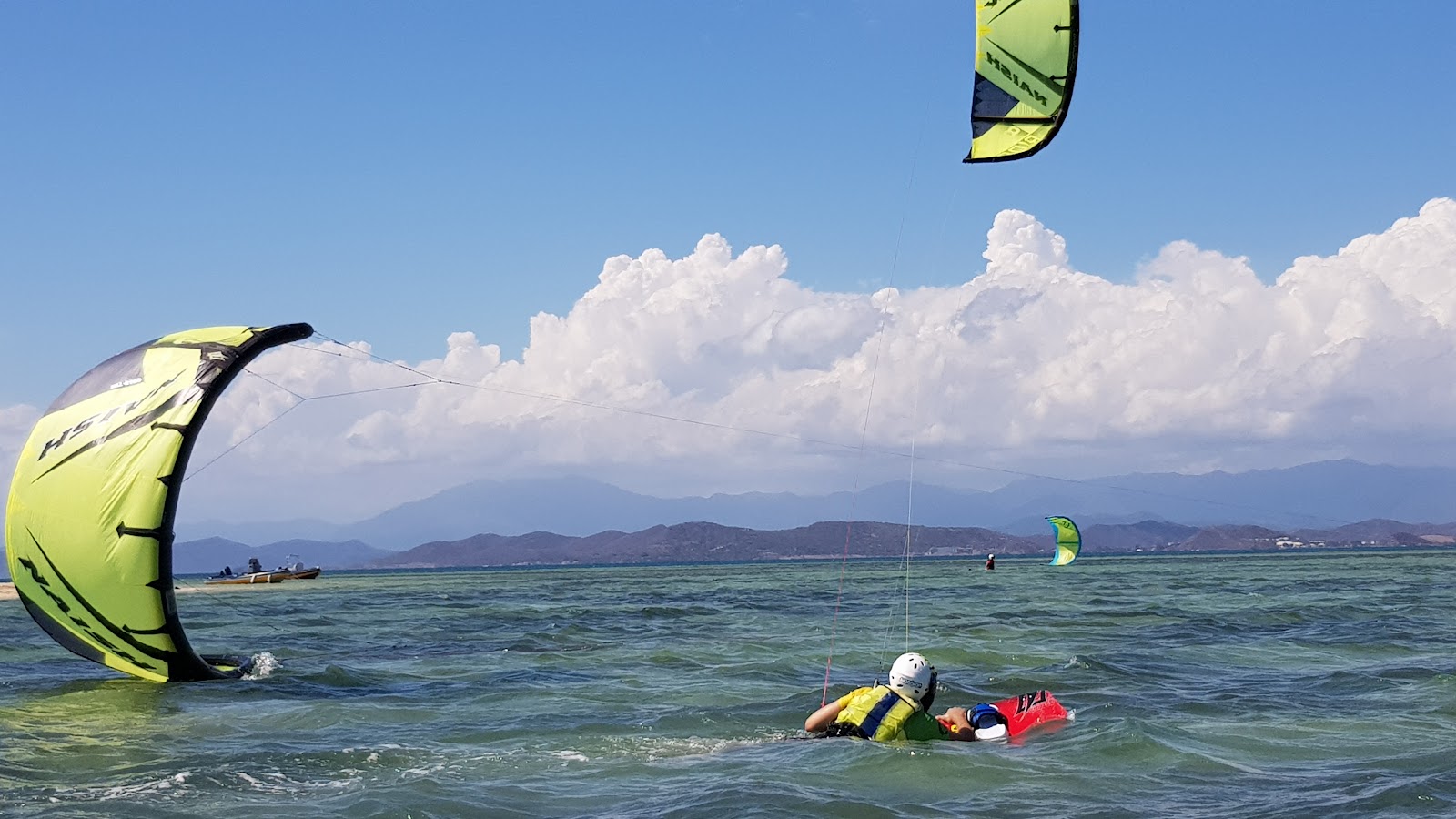 Kitesurfing School Noumea Vakarm kitesurfing school in new caledonia