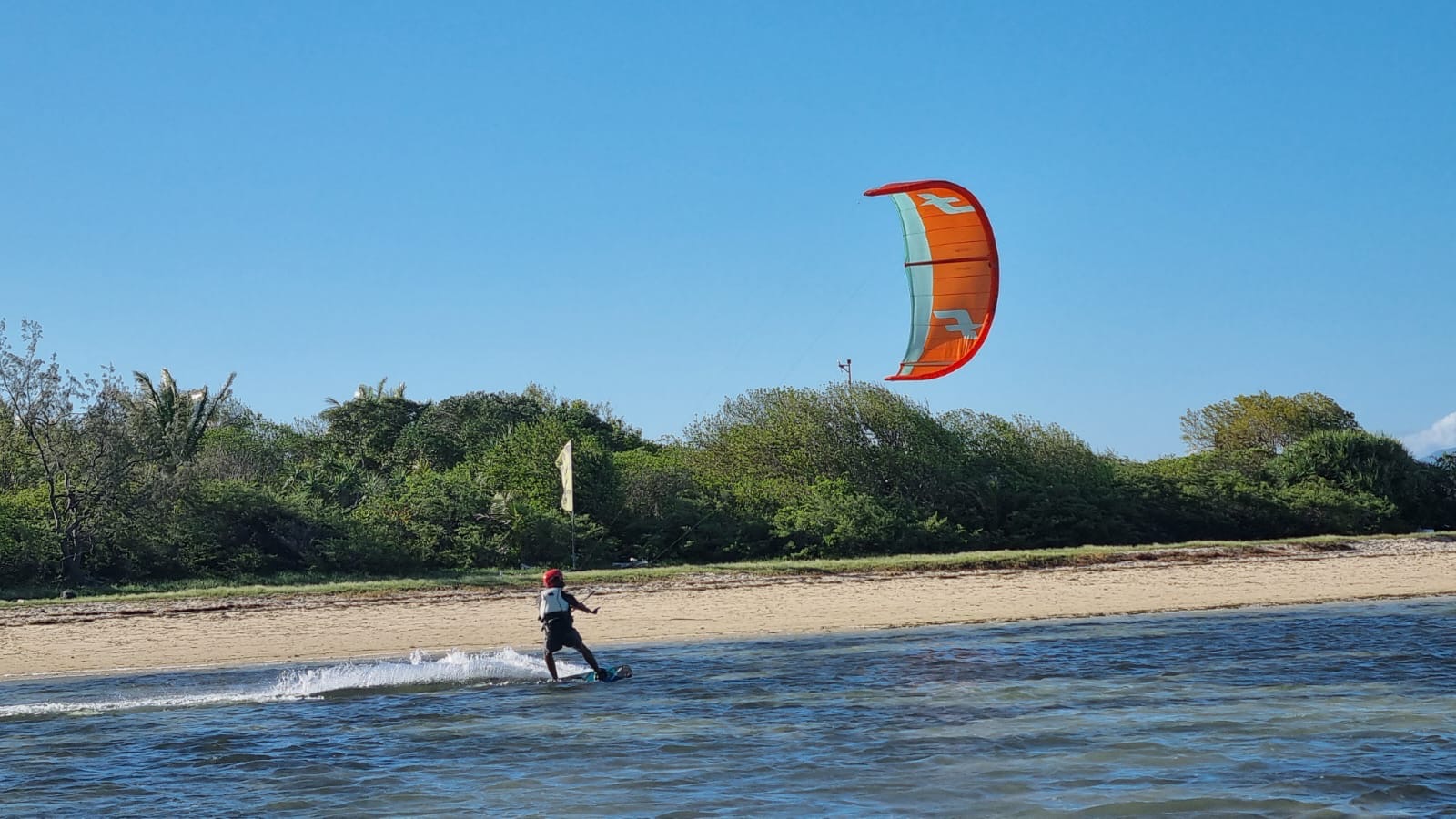 Kitesurfing School Noumea Vakarm kitesurfing school in New Caledonia — photo 3