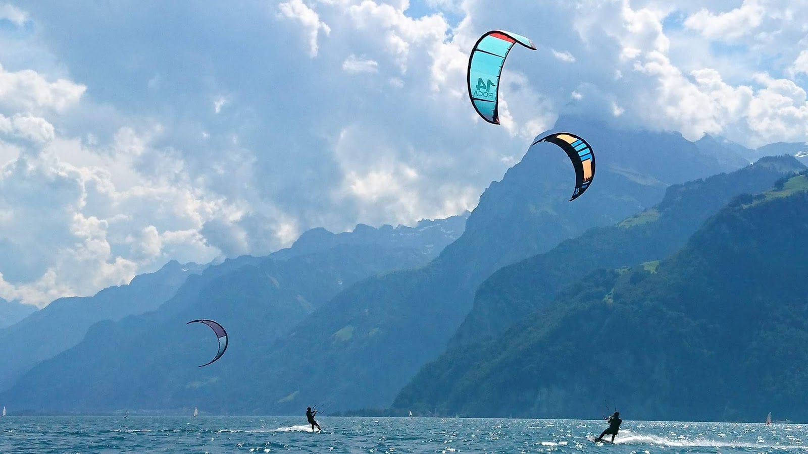 KITEFUN AG - Kitereisen & Kiteschulungen kitesurfing school in urnersee